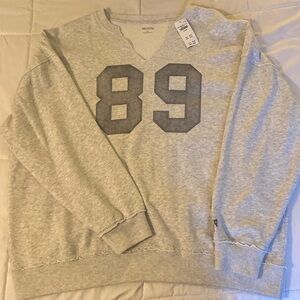 XL hollister “89” sweatshirt V neck. Never worn